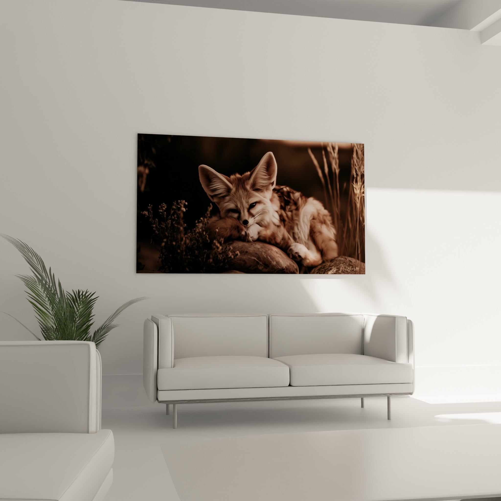 Fennec ambré aux grandes oreilles reposant sur un rocher, au-dessus d'un canapé dans un salon lumineux