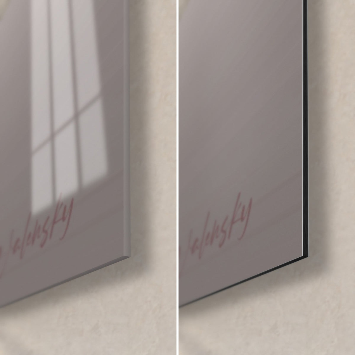 Cuadro pequeño zorro del desierto, esquina inferior derecha: cristal acrílico brillante que refleja la ventana, aluminio Dibond gris mate, grosor de 3 mm