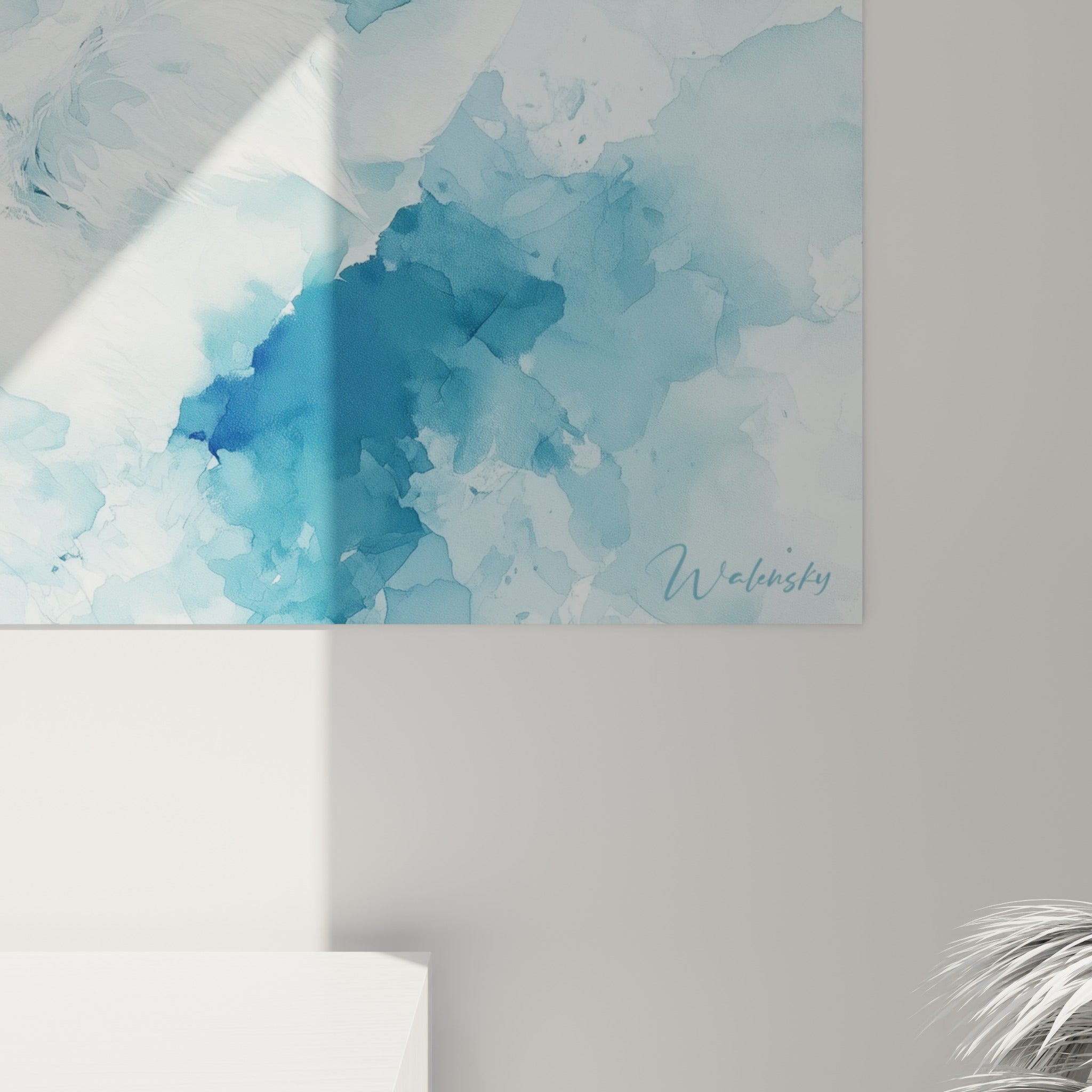Coulures d'aquarelle bleu pastel et blanc se fondant autour des oreilles du fennec, matière visible de l'impression.