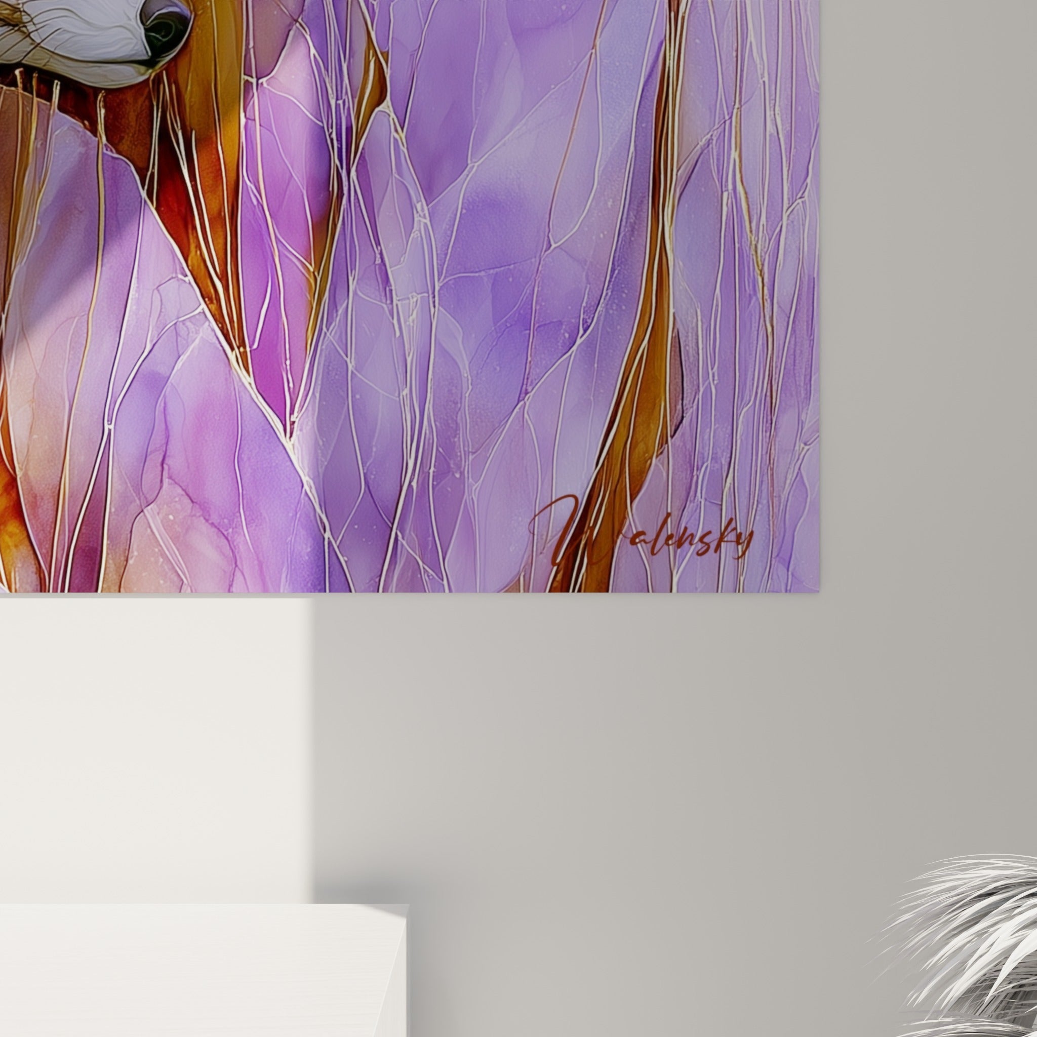 Empâtements fluides et coulures dorées sur fond violet, détail de la texture aquarelle du pelage du fennec