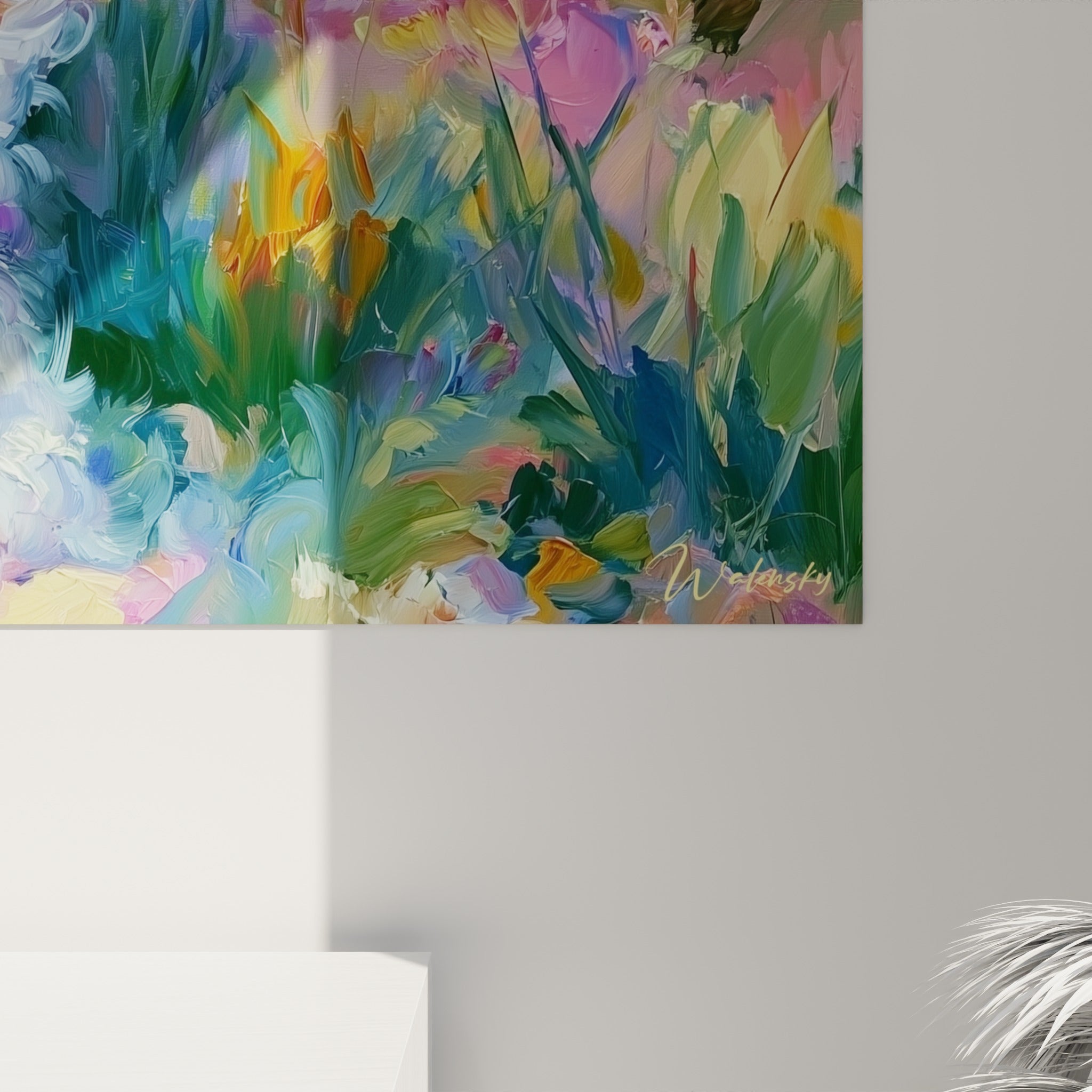 Empâtements épais de peinture blanche et rose révélant la texture du pelage du fennec et des pétales environnants