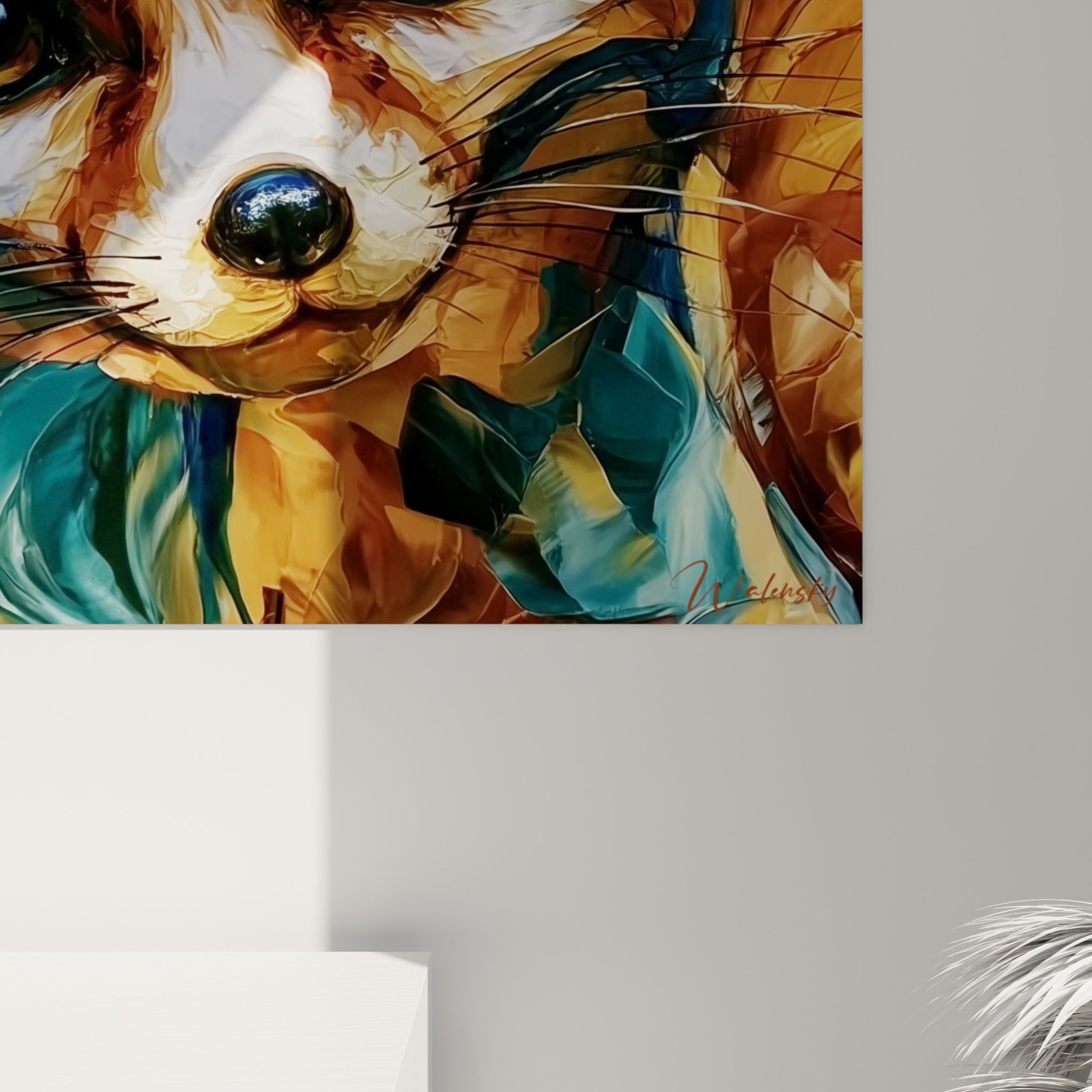Empâtements dorés et coulures bleu paon visibles sur la toile texturée du fennec