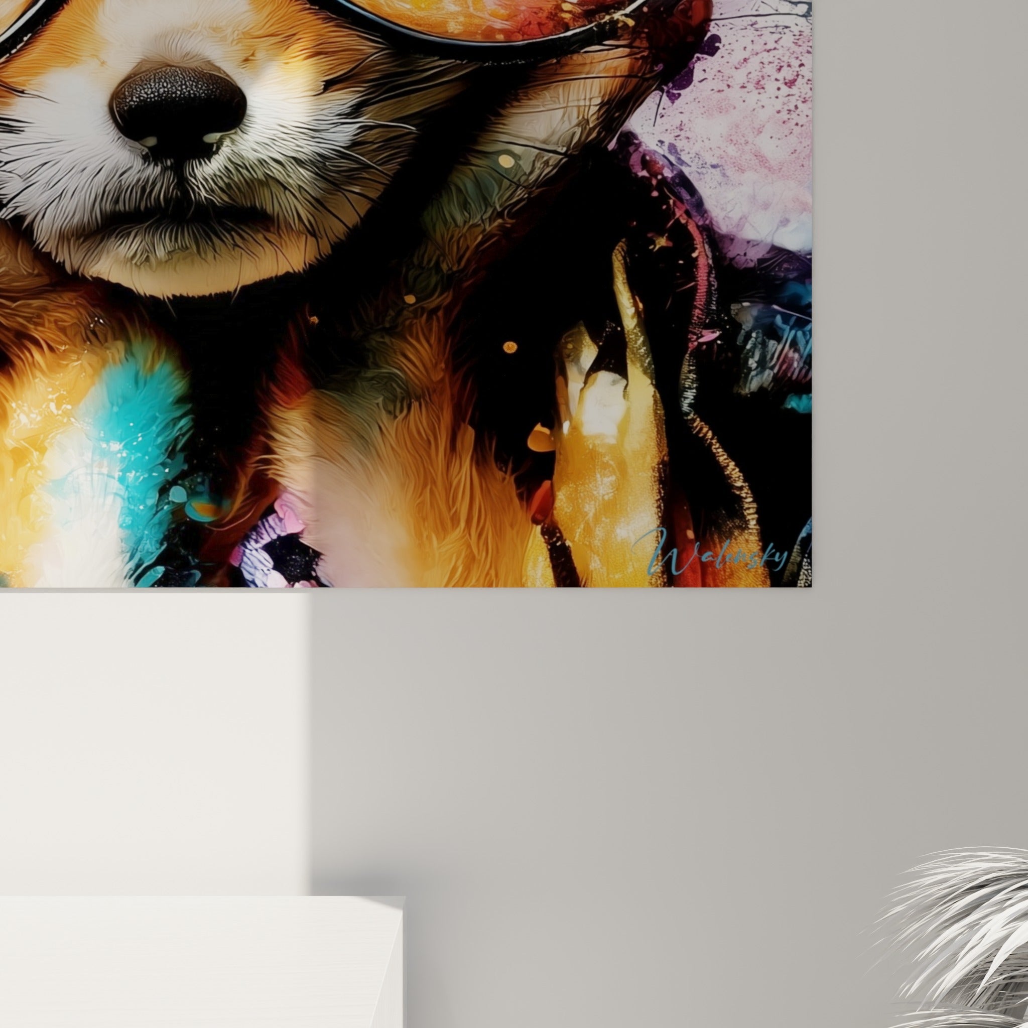 Détail des éclaboussures orangées et turquoise sur le pelage texturé du fennec peint