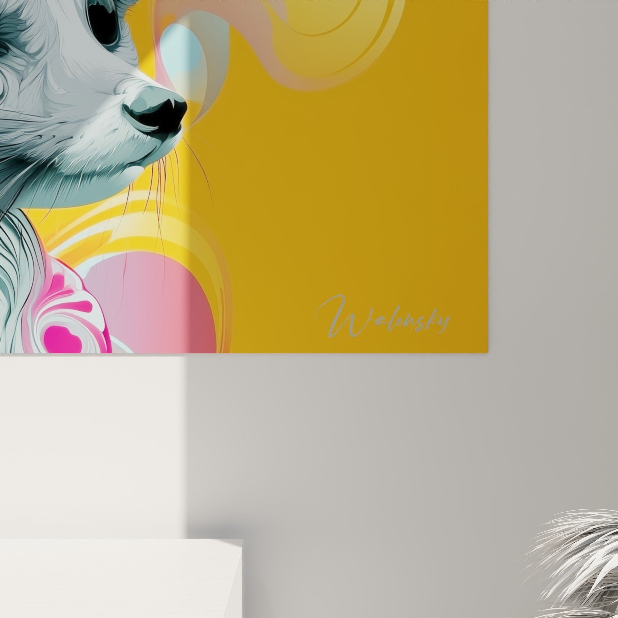 Empâtements colorés turquoise et rose se mêlant au pelage blanc finement texturé du fennec accroché au mur