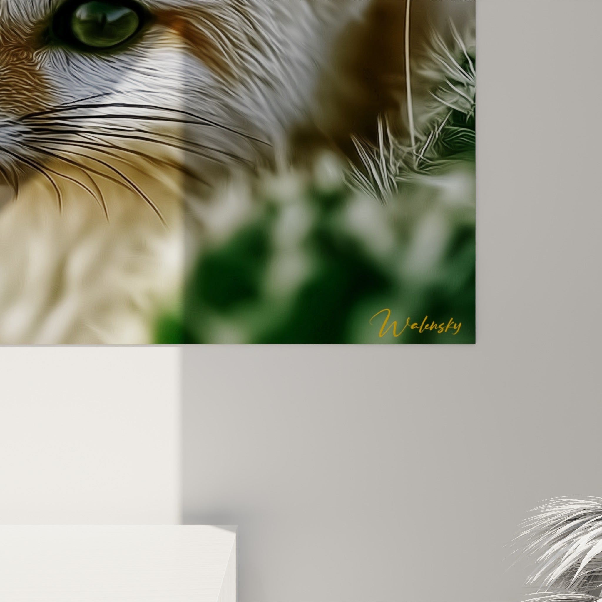 Grain fin de l'impression révélant les poils blancs et les nuances ocre du fennec accroché au mur