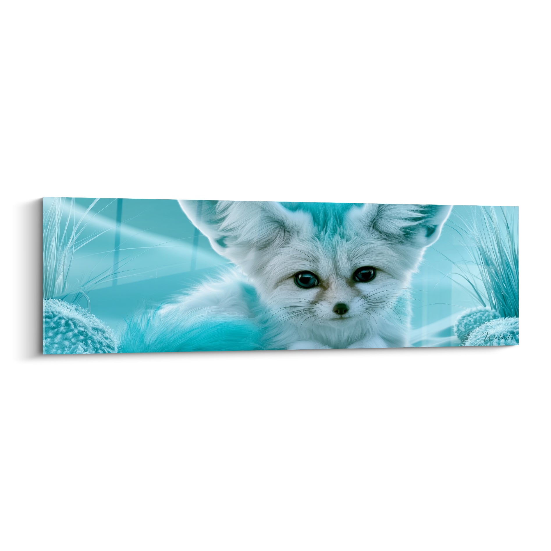 Fennec turquoise au pelage vaporeux et grands yeux sombres sur fond bleu glacé lumineux