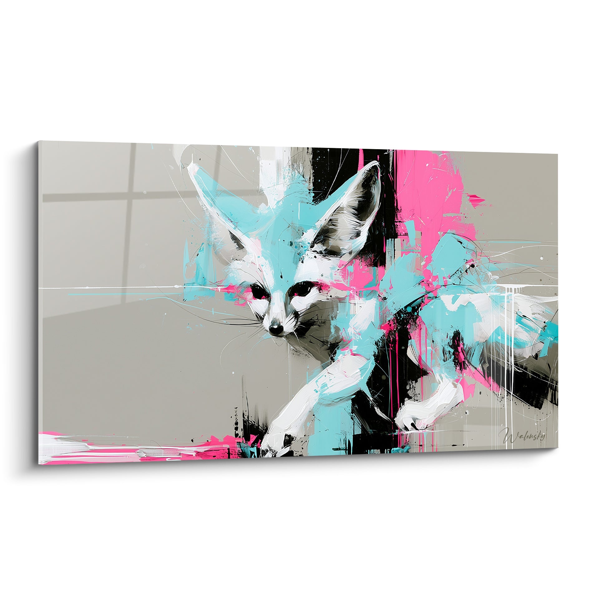 Fennec en course, oreilles dressées, mêlant turquoise vif et rose fuchsia sur fond gris taupe