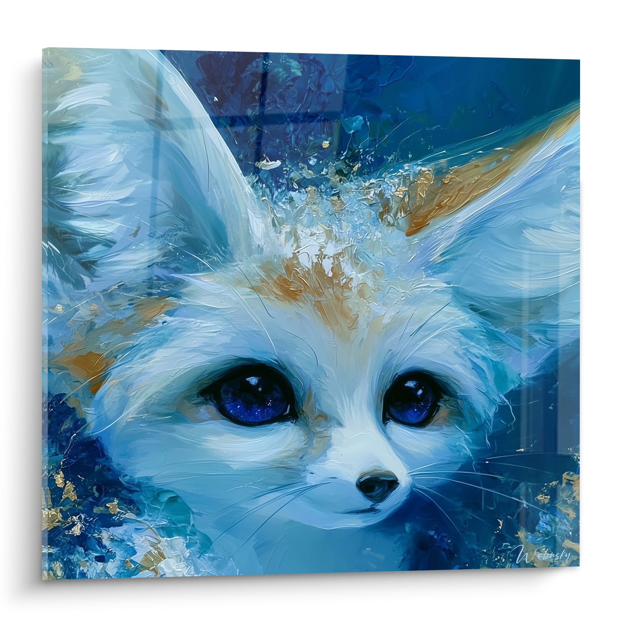 Fennec au regard bleu nuit intense, pelage blanc et touches ocre dorées en gros plan pictural