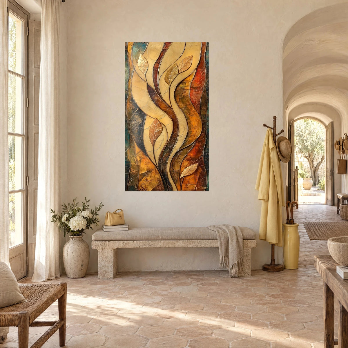 Tableau flammes végétales aux courbes beige crème et brun cuivré, accroché près d'un banc de pierre, mas provençal en vue de trois-quarts