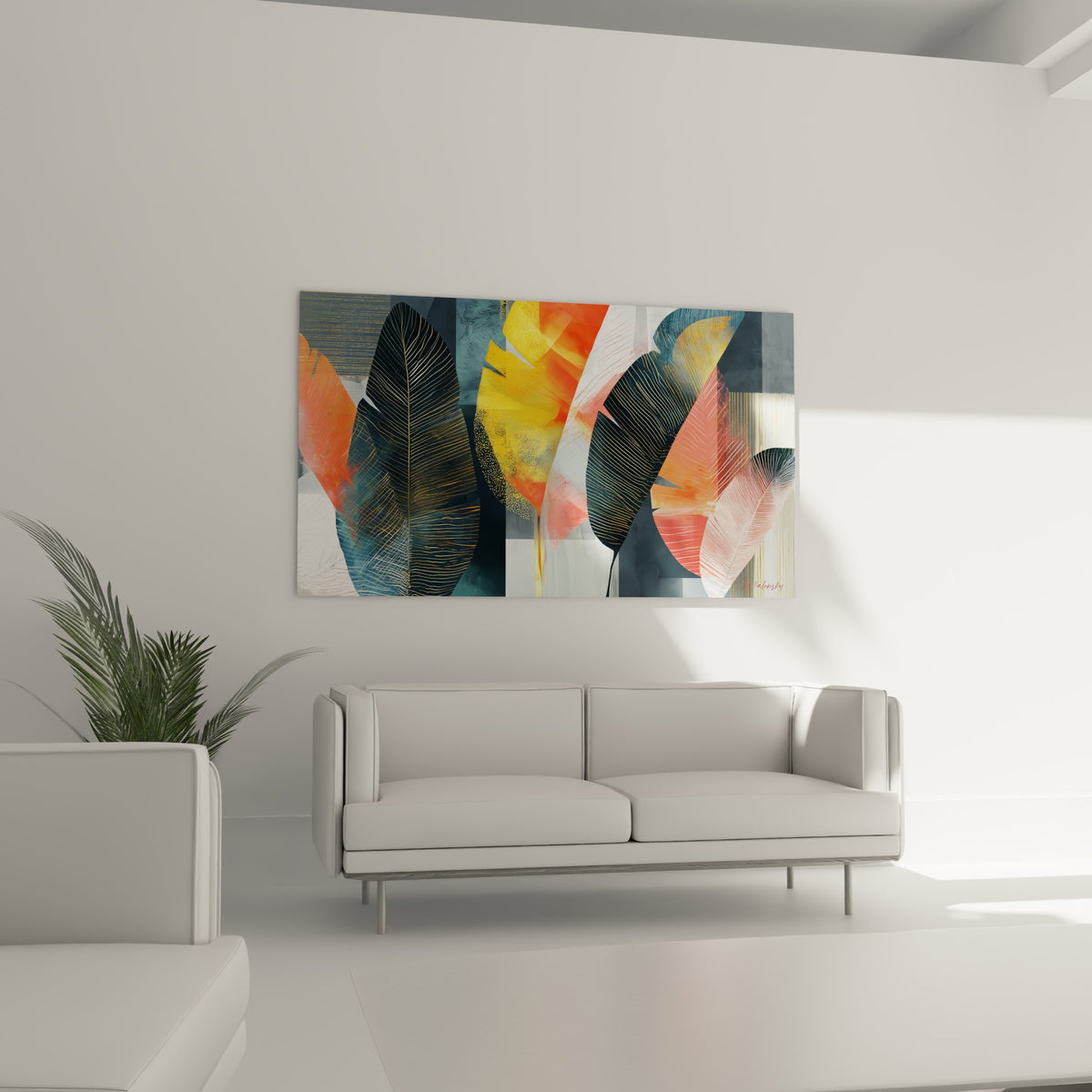 Nervures dorées et teintes corail du tableau feuille de bananier au-dessus d'un canapé dans un salon lumineux.