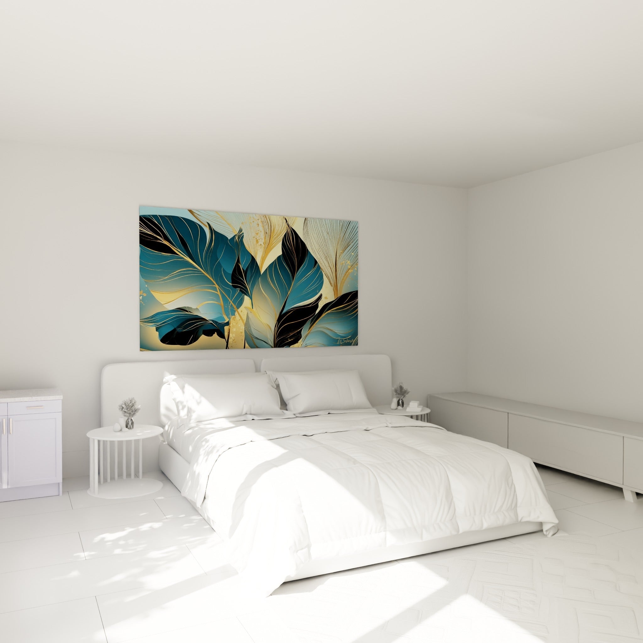 Grandes feuilles de bananier bleu marine et doré déployées au-dessus d'un lit dans une chambre claire