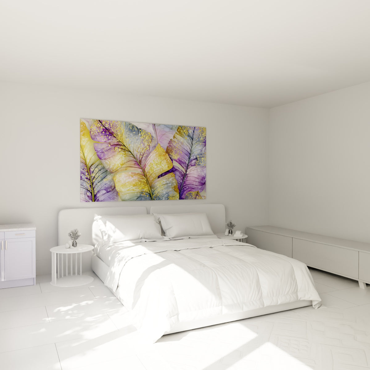 Feuilles tropicales violettes et bleu pastel accrochées au-dessus d'un lit dans une chambre claire