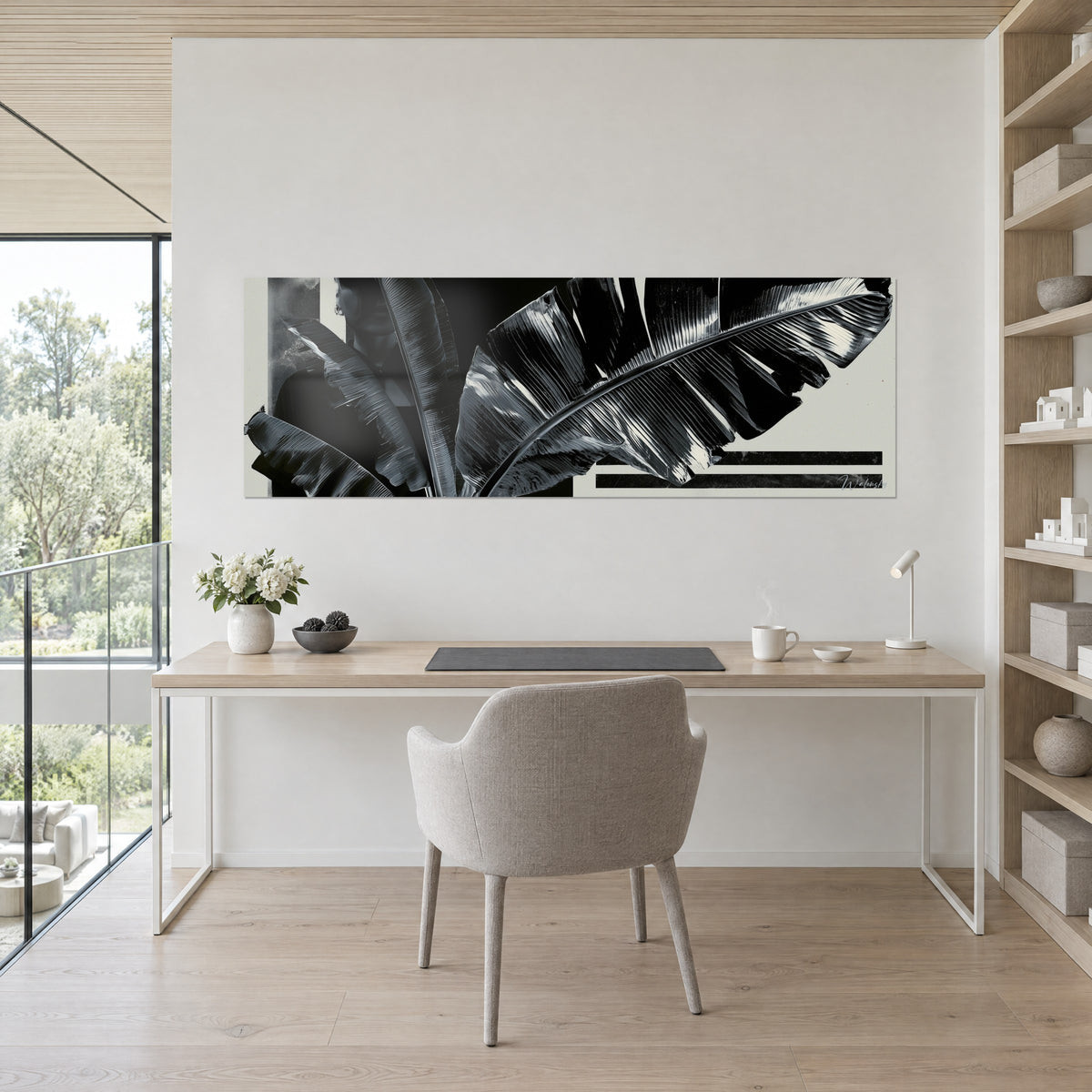 Tableau jungle monochrome de feuilles de bananier noires et grises, bandes horizontales crème, bureau en chêne clair et chaise grise