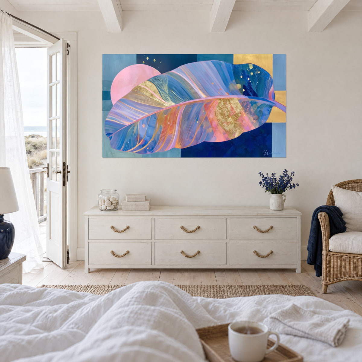 Schilderij exotisch gebladerte in vlakken marineblauw en koraalroze, gouden bladeren die uitbarsten, boven een bed in een lichte slaapkamer