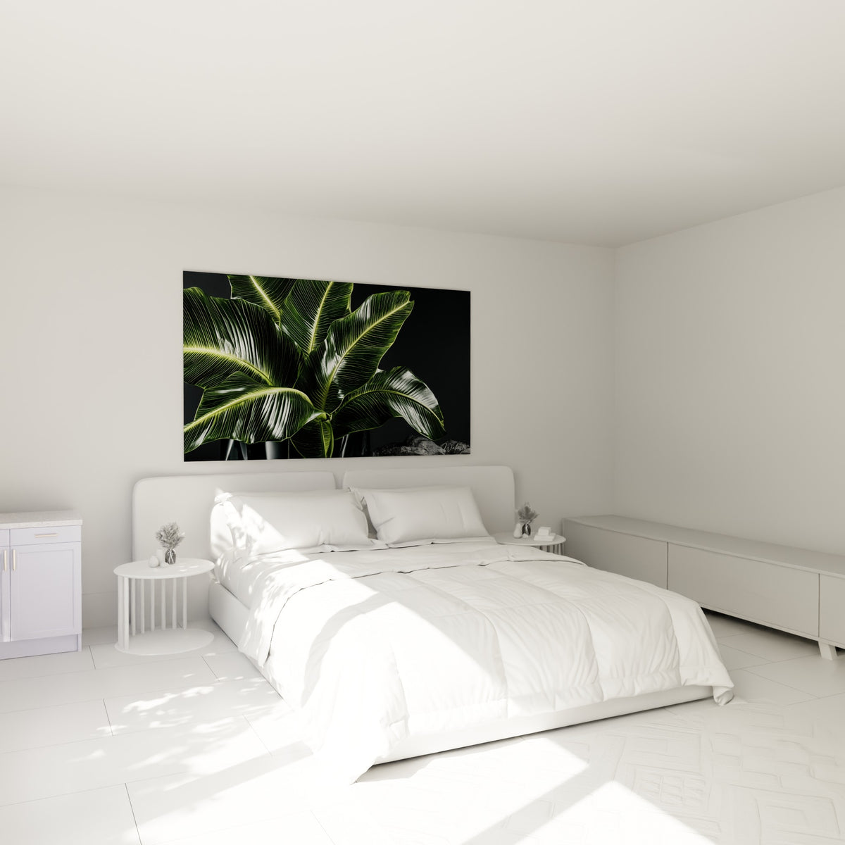 Feuillage tropical vert et doré au-dessus d'un lit dans une chambre claire et épurée