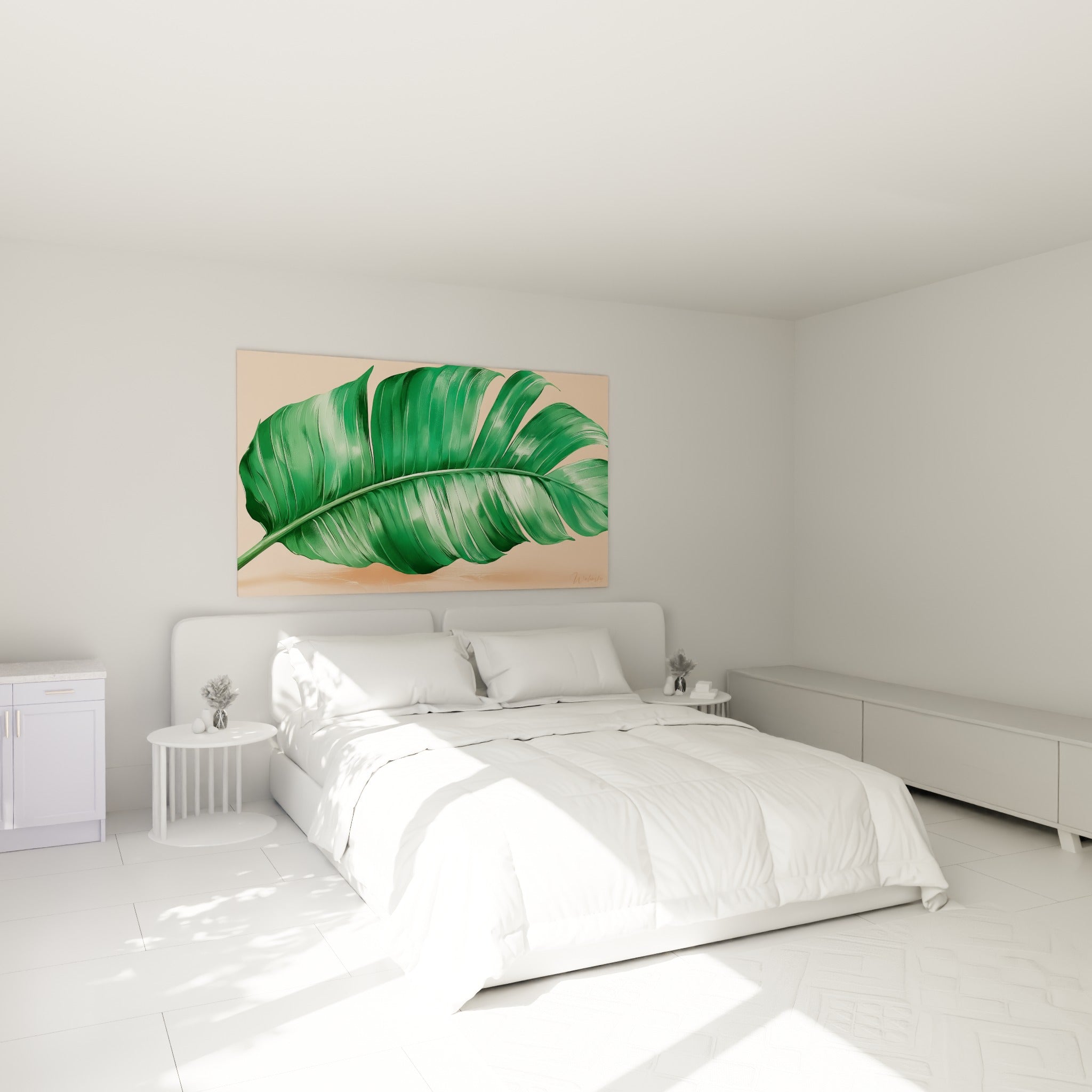 Feuille de bananier vert émeraude et fond pêche accrochée au-dessus d'un lit dans une chambre claire