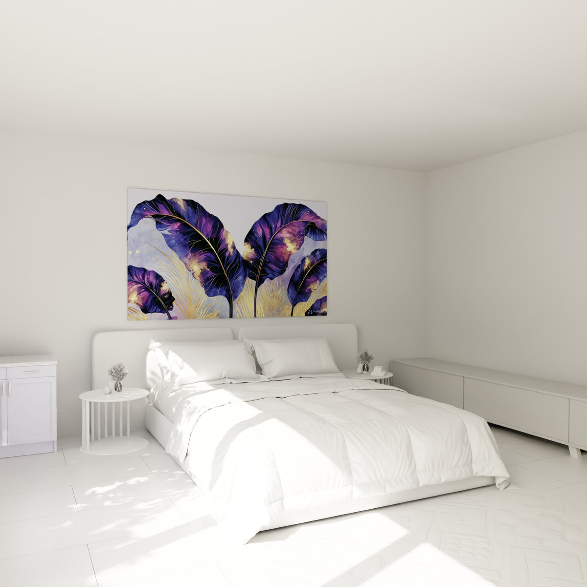 Grandes feuilles violettes et dorées de bananier accrochées au-dessus d'un lit dans une chambre claire