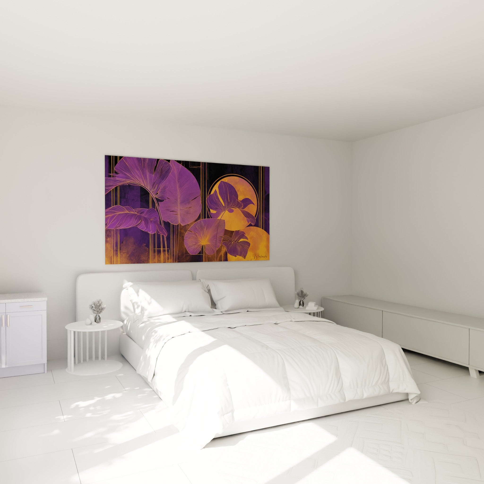 Feuillage violet et orangé de la feuille de bananier accroché au-dessus d'un lit dans une chambre claire