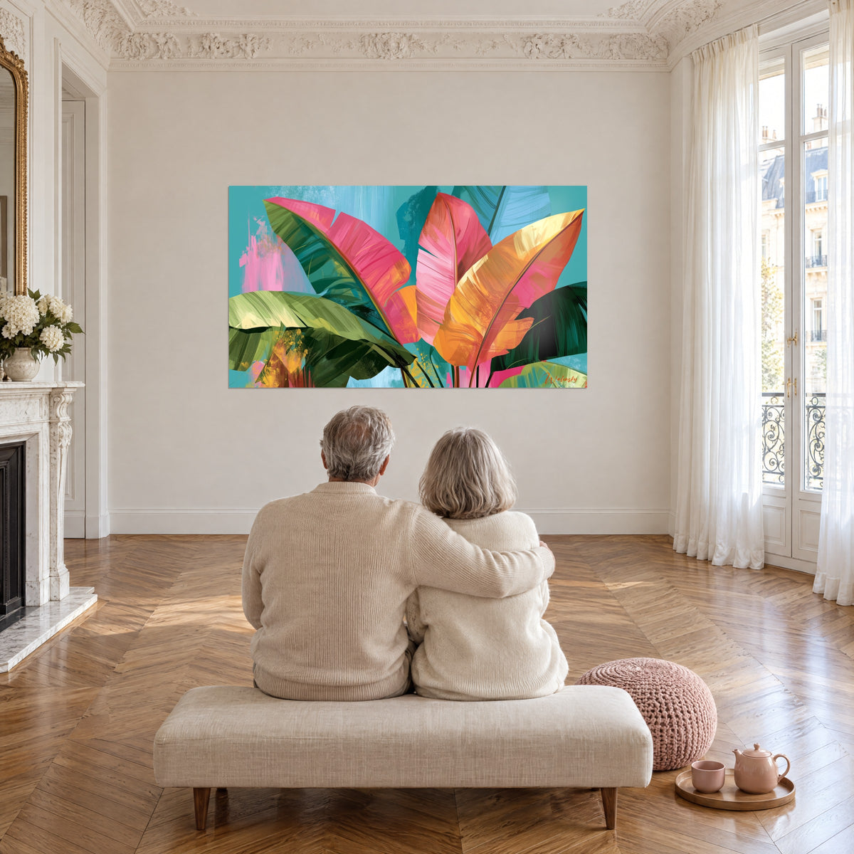 Tableau végétation exotique rose et ocre doré sur fond turquoise, couple de dos sur un banc, grand salon aux parquets en chevrons