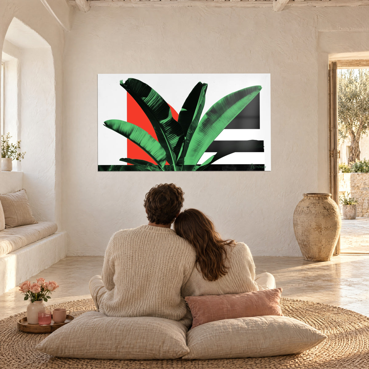 Tableau jungle stylisée aux feuilles vert jade, aplat vermillon et rayures noires, face à un couple assis sur des coussins