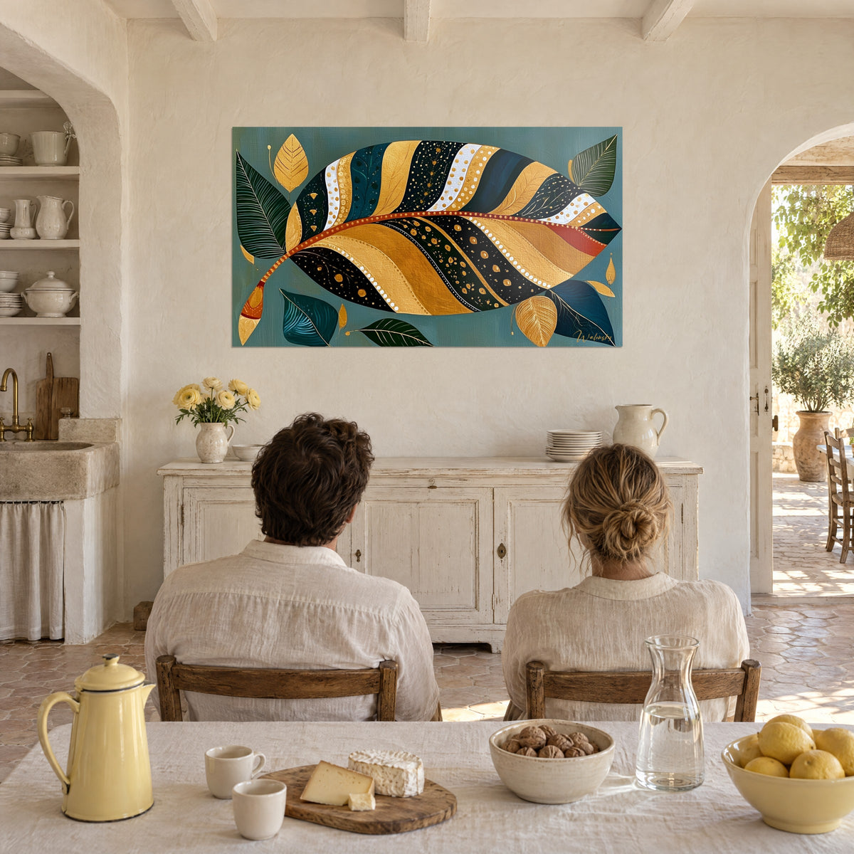 Tableau grande nervure cuivrée ponctuée de blanc, aplats dorés et noirs, couple de dos à table, jaune de la théière au premier plan