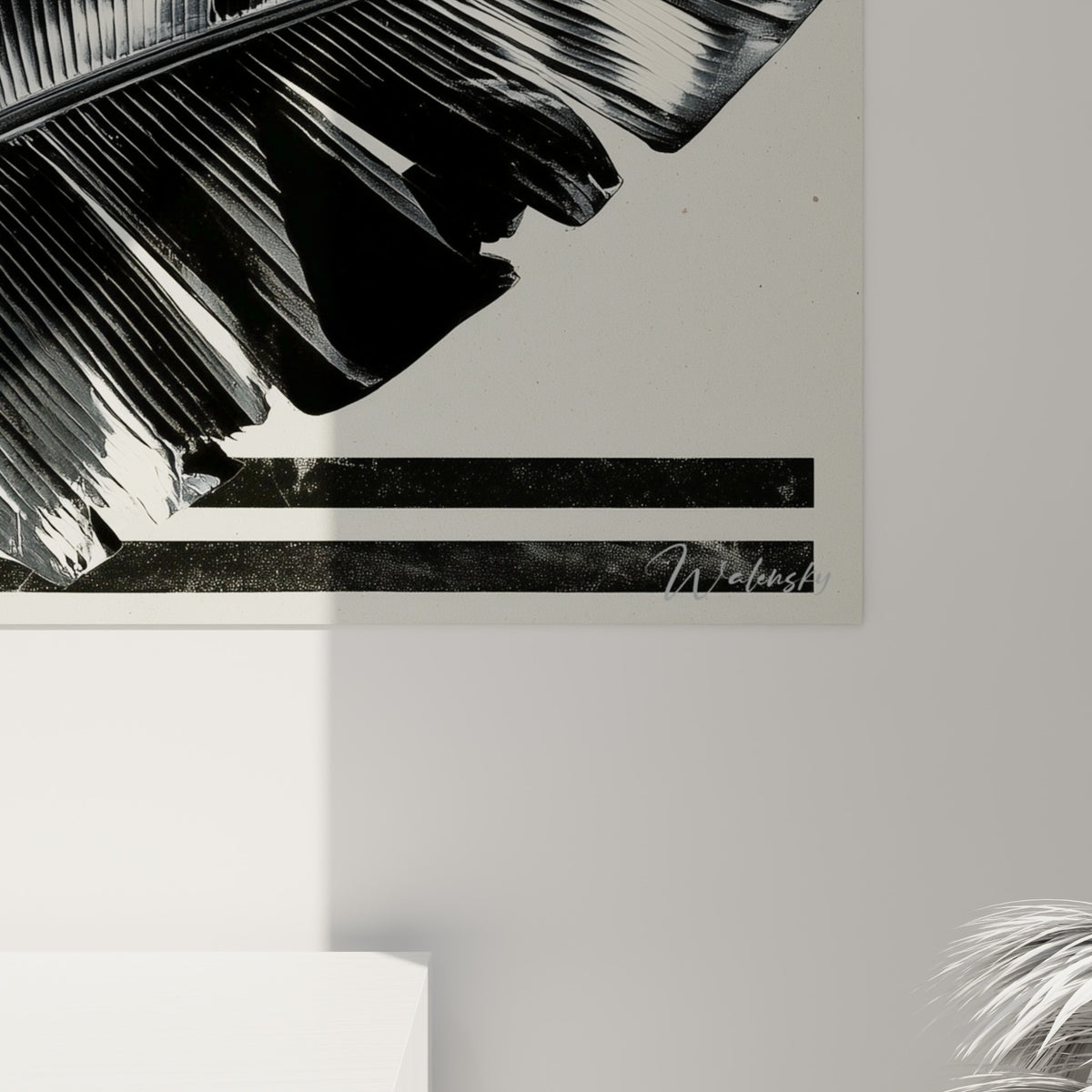 Détail des nervures argentées et empâtements noirs sur la feuille de bananier, matière brillante et relief marqué
