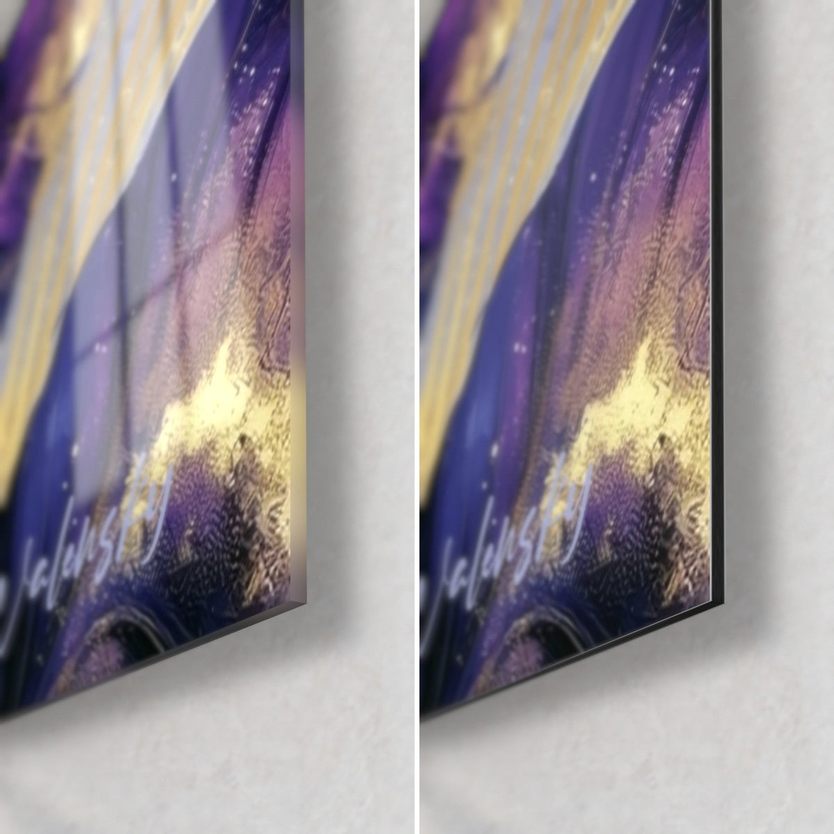 Schilderij van een indigokleurig blad met gouden nerven, rechtsonder: glanzend acrylglas links, mat zwart Dibond-aluminium rechts