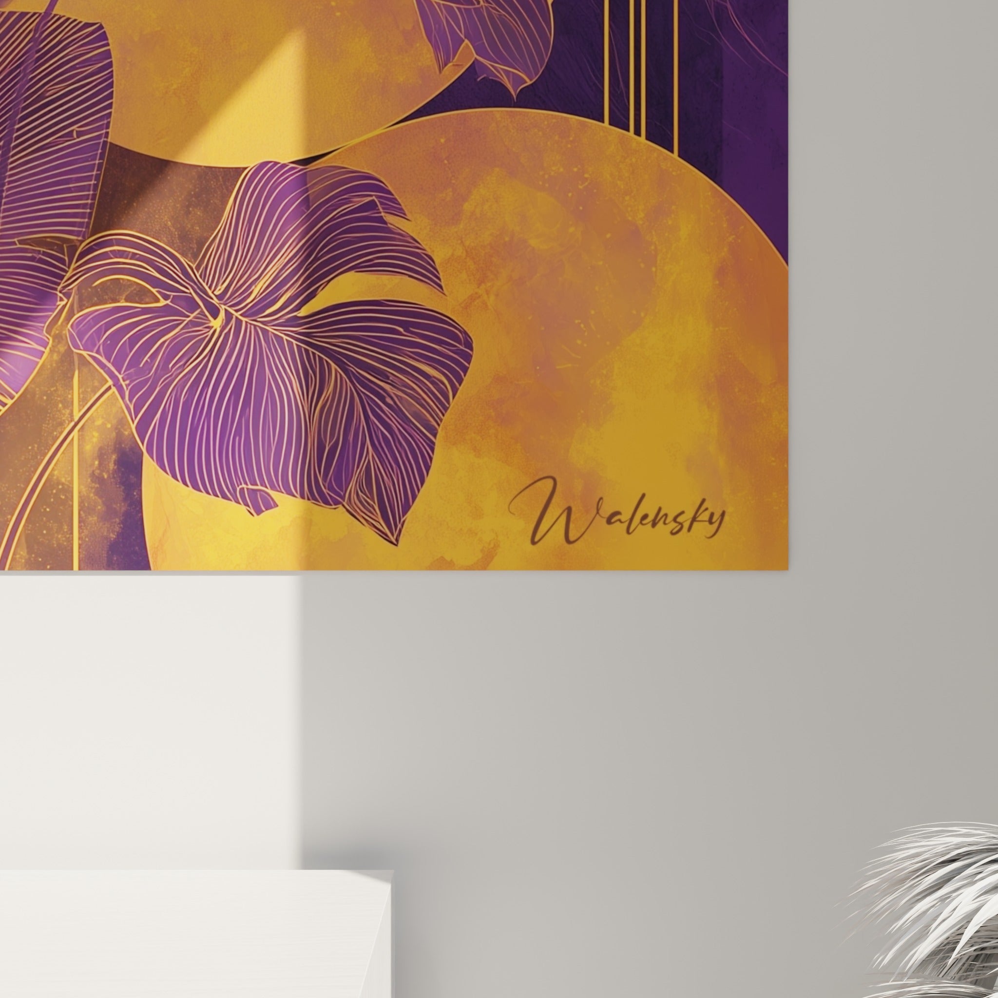 Détail des nervures dorées finement tracées sur les feuilles violettes et fond orangé texturé de la toile