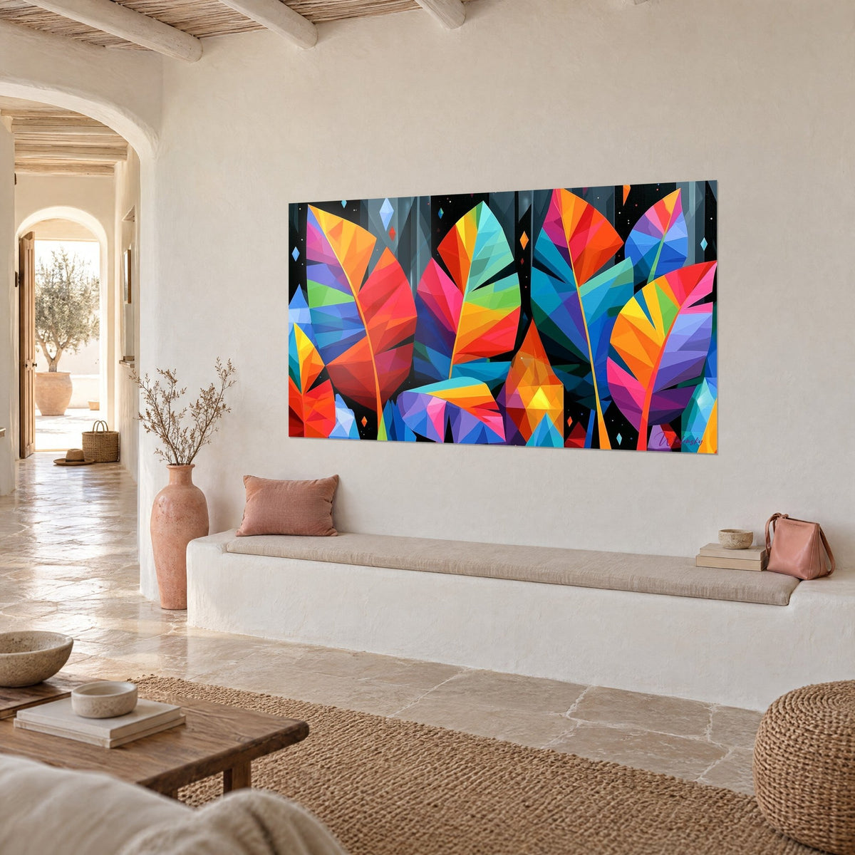 Schilderij kristallijn bladerwerk met glinsterende ruiten in fel geel en turquoise, aan een witte muur van een Mediterraans huis