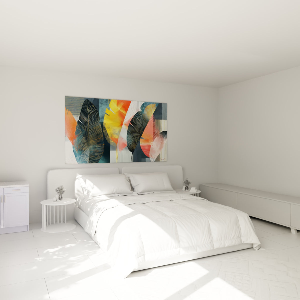 Grandes feuilles corail et bleu marine du tableau feuille de bananier au-dessus d'un lit dans une chambre claire.