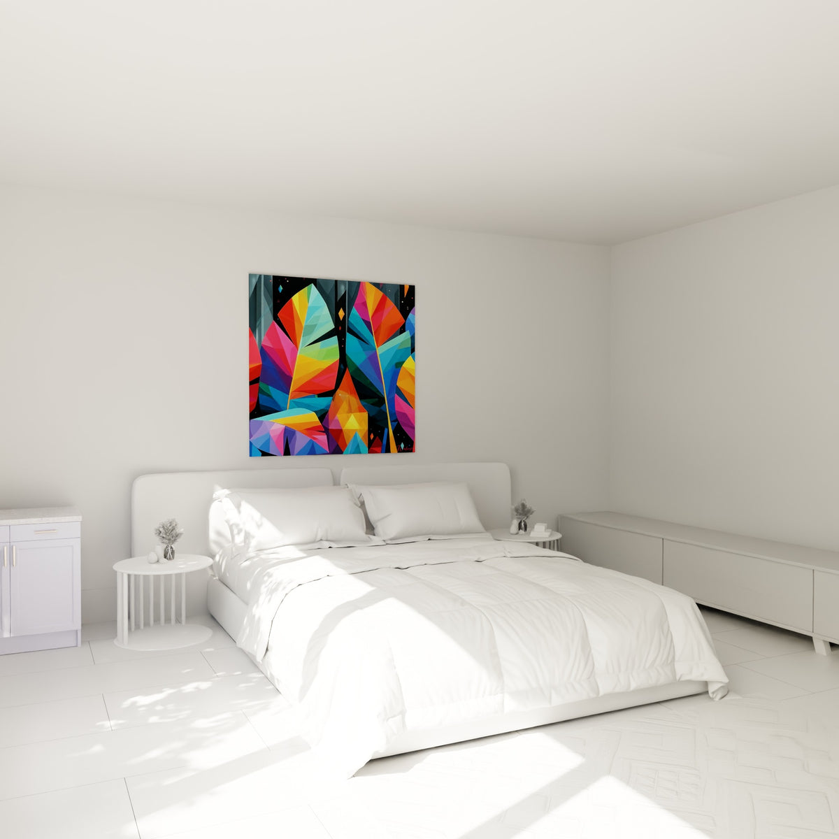 Feuilles de bananier géométriques jaune et bleu pétrole accrochées au-dessus d'un lit dans une chambre claire