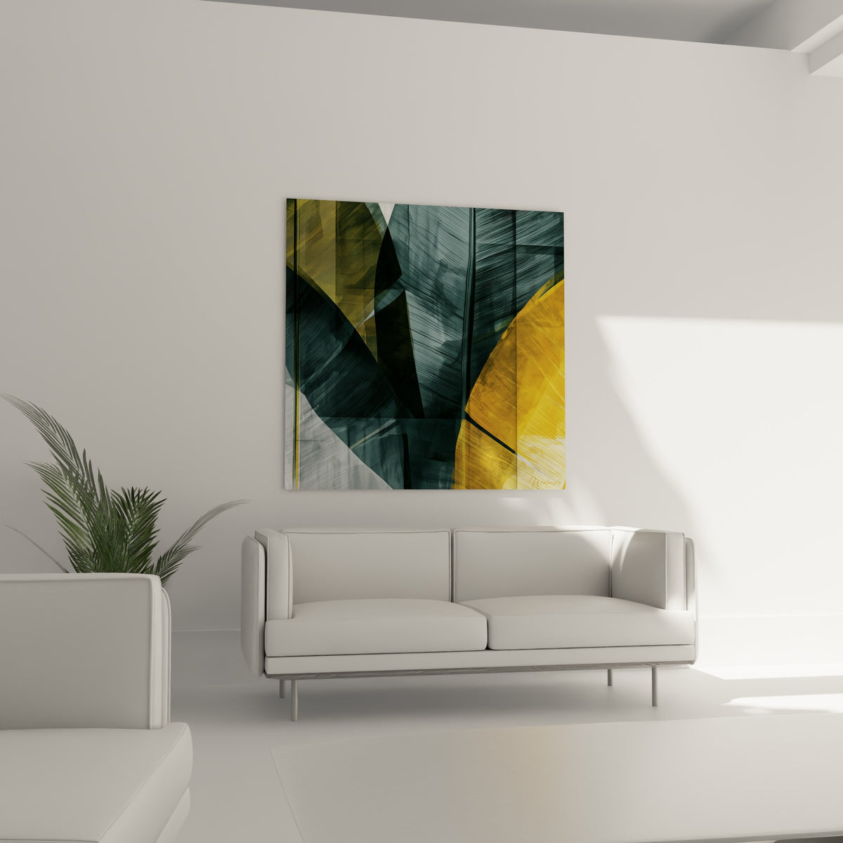 Feuilles de bananier ocre et gris pâle disposées au-dessus d'un canapé dans un salon lumineux
