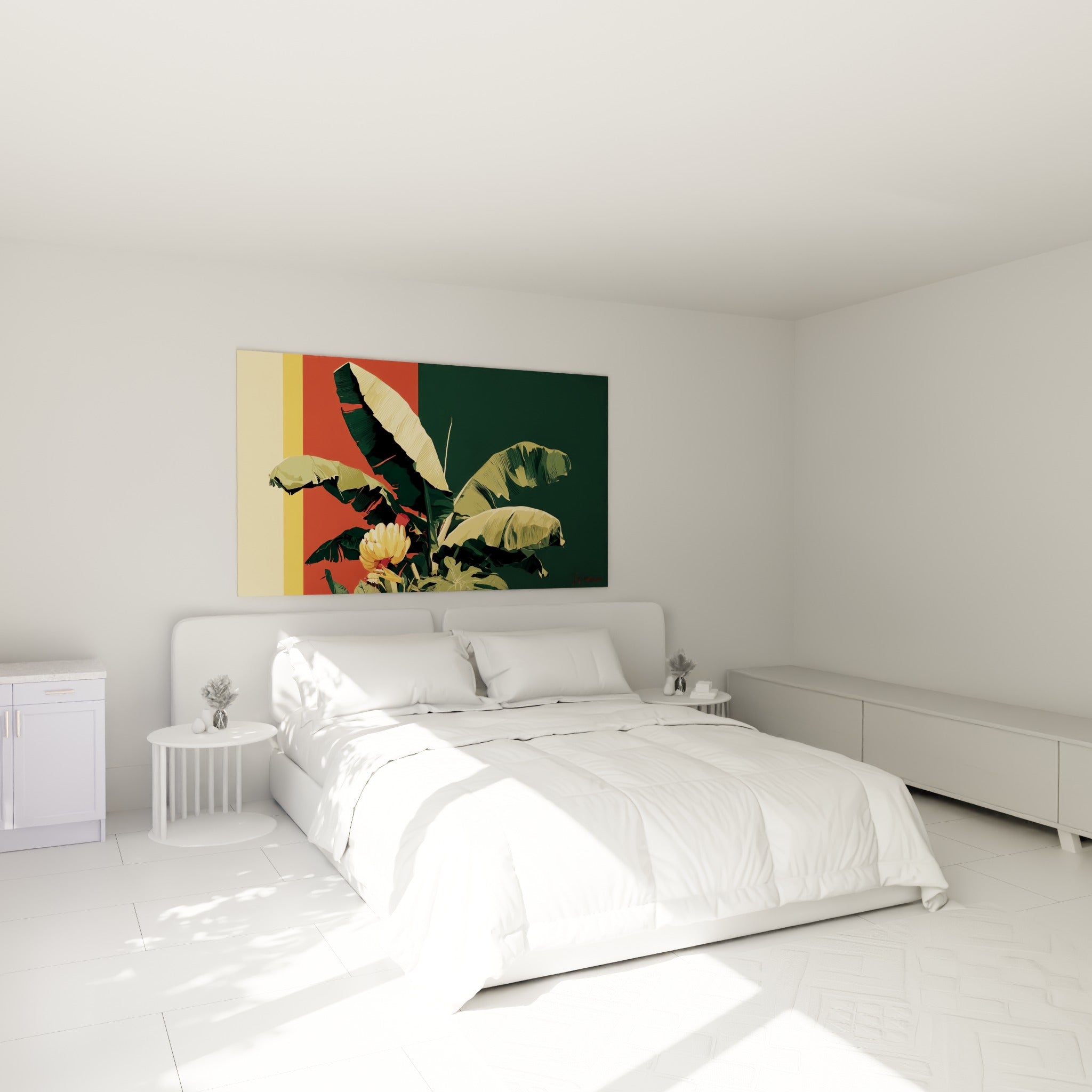 Feuilles de bananier vert et ocre accrochées au-dessus d'un lit dans une chambre claire