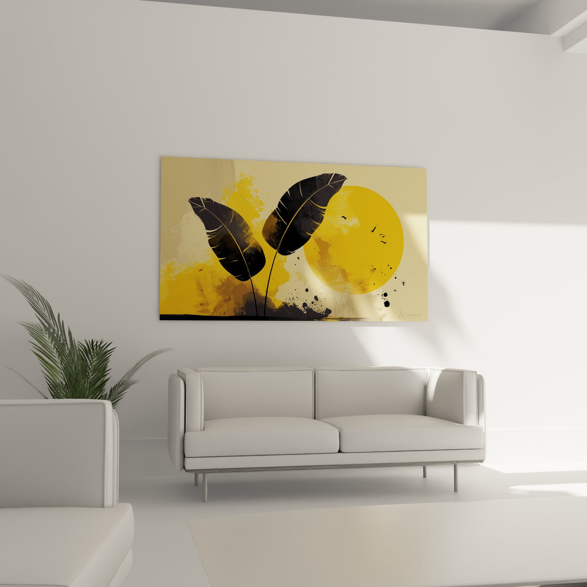 Feuilles anthracite et soleil jaune orangé de la composition accrochés au-dessus d'un canapé dans un salon lumineux