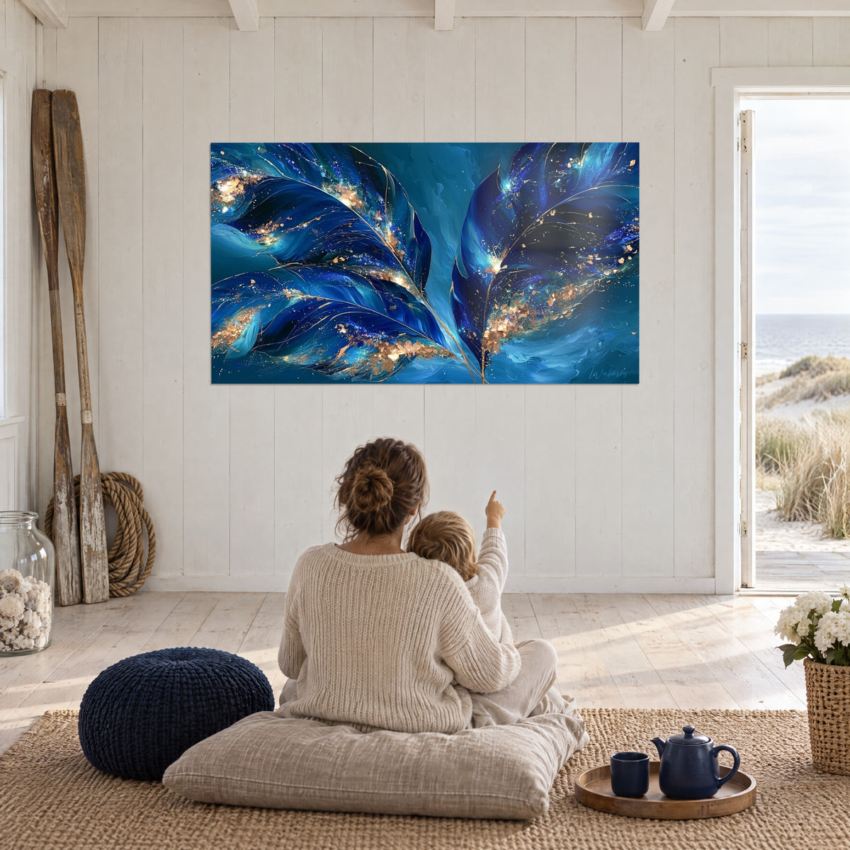 Tableau bouquet de feuilles outremer et poudre d'or sur fond bleu profond, mère et enfant de dos assis sur un pouf, maison de plage