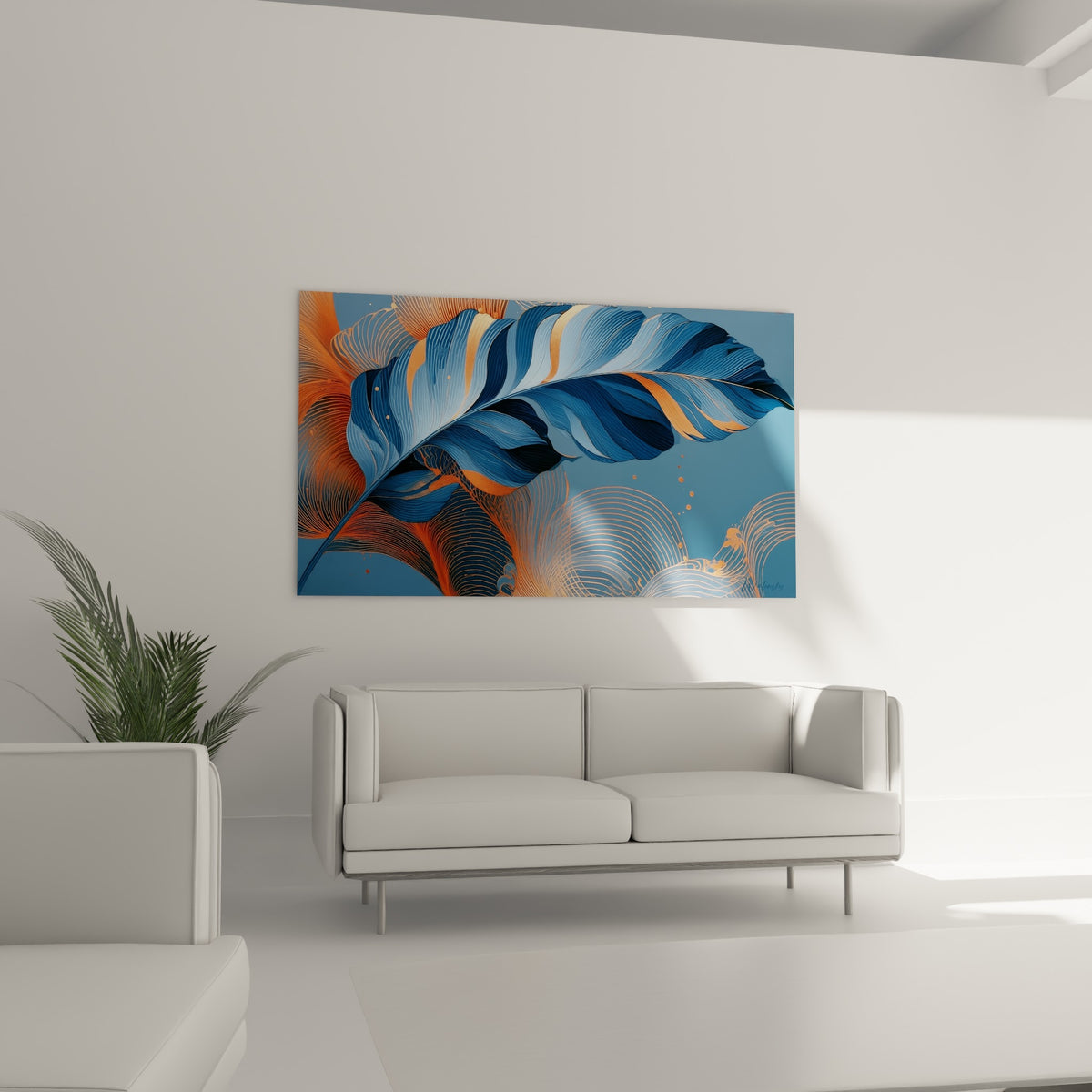 Motif végétal bleu pastel et cuivré sur fond marine, disposé au-dessus d'un canapé dans un salon lumineux