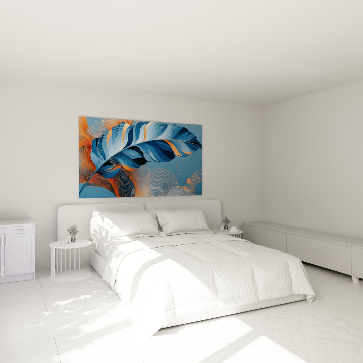 Feuillage cuivré et bleu marine sur toile, accroché au-dessus d'un lit dans une chambre claire