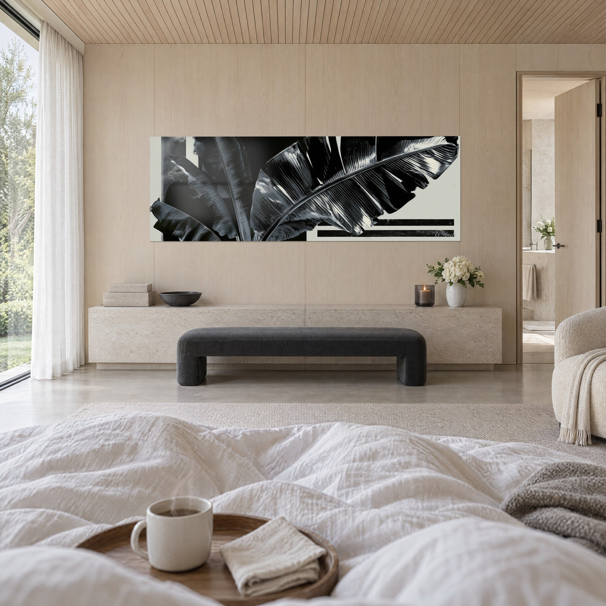 Tableau large feuillage de bananier anthracite et argent, fond crème, silhouette en ombre, au-dessus d'un lit dans une chambre claire