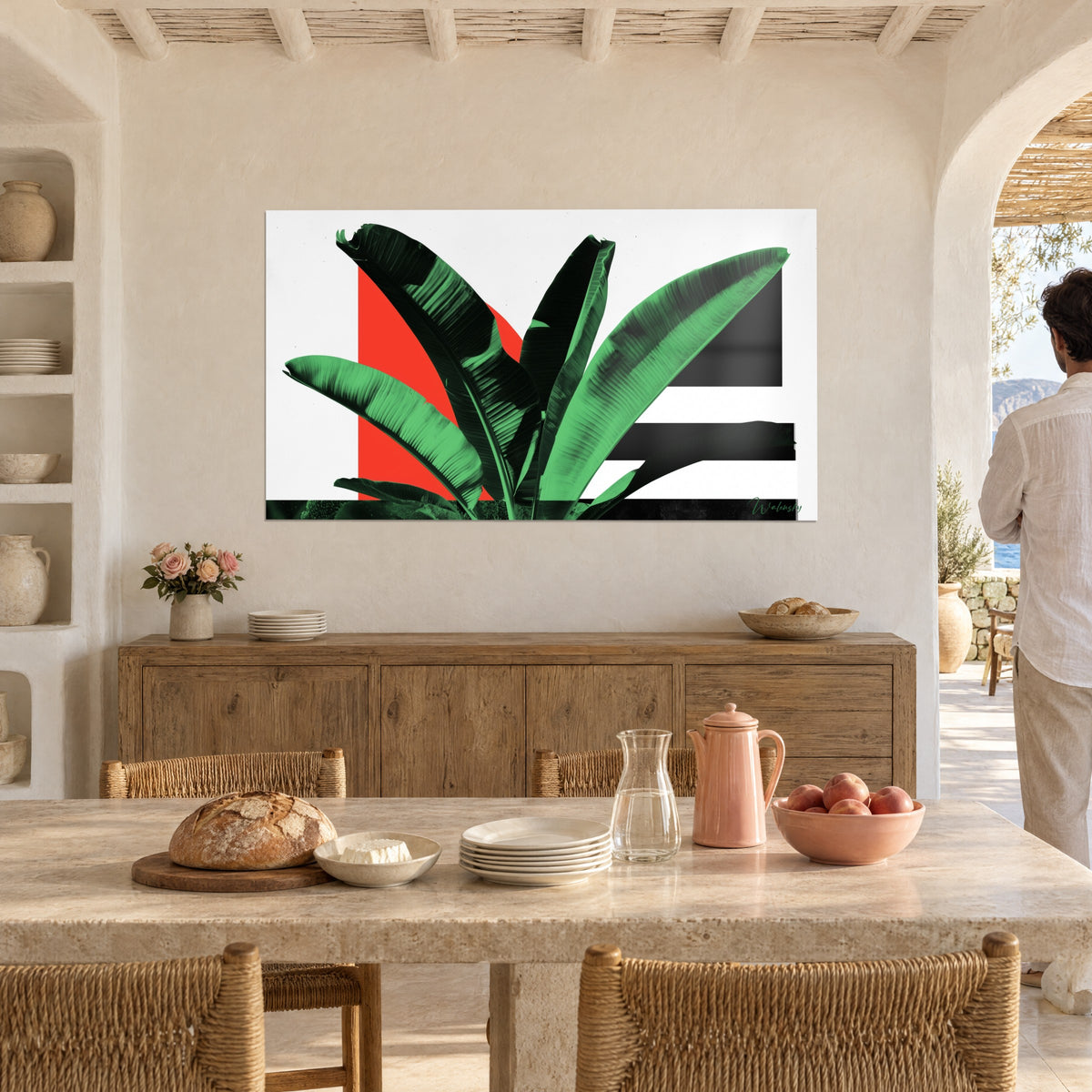 Tableau grandes feuilles vertes lustrées contre une forme rouge orangé et des rayures noires, salle à manger chaulée