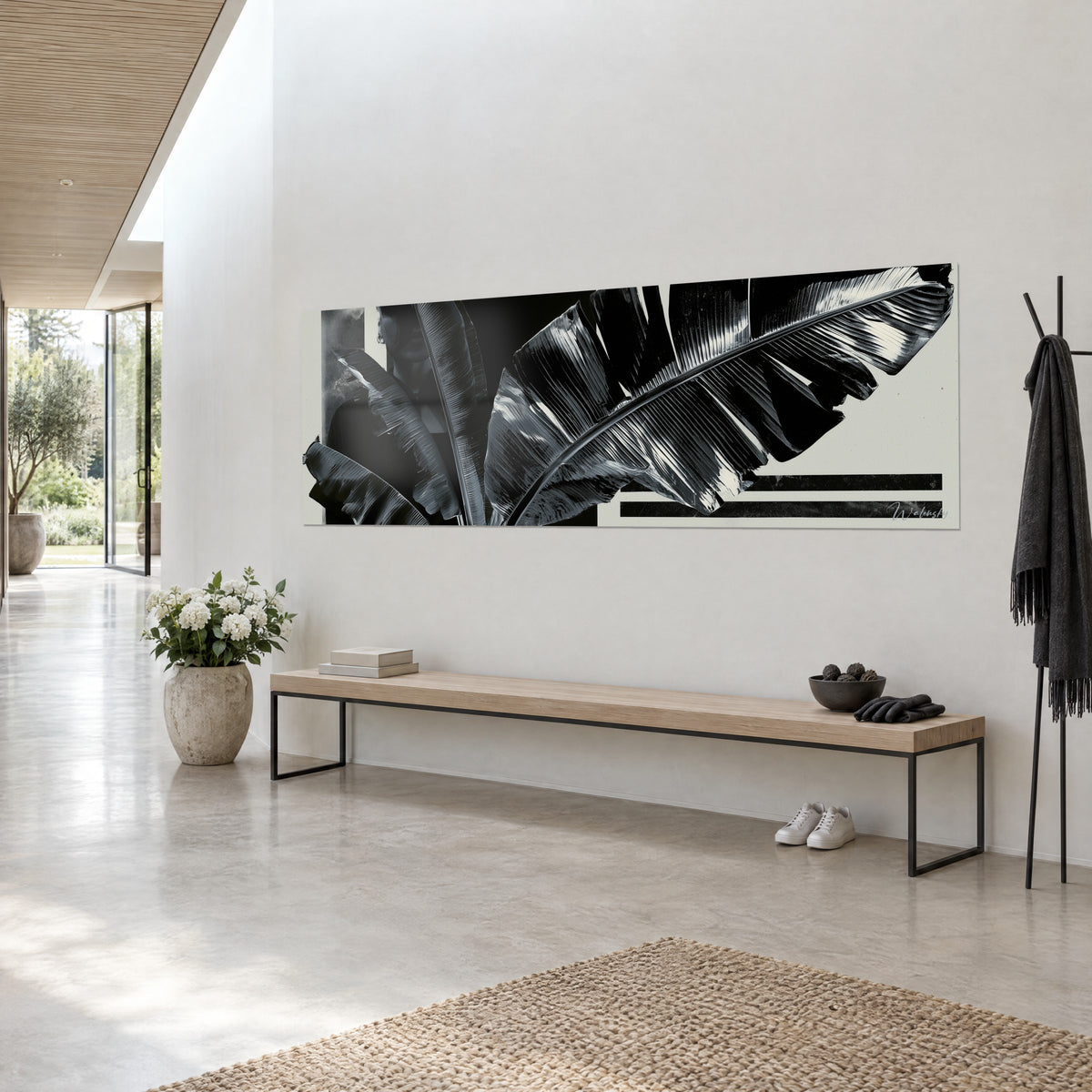 Tableau frondes tropicales nervurées en noir de jais et gris perle, deux bandes sombres à droite, vue de trois-quarts, banc en bois