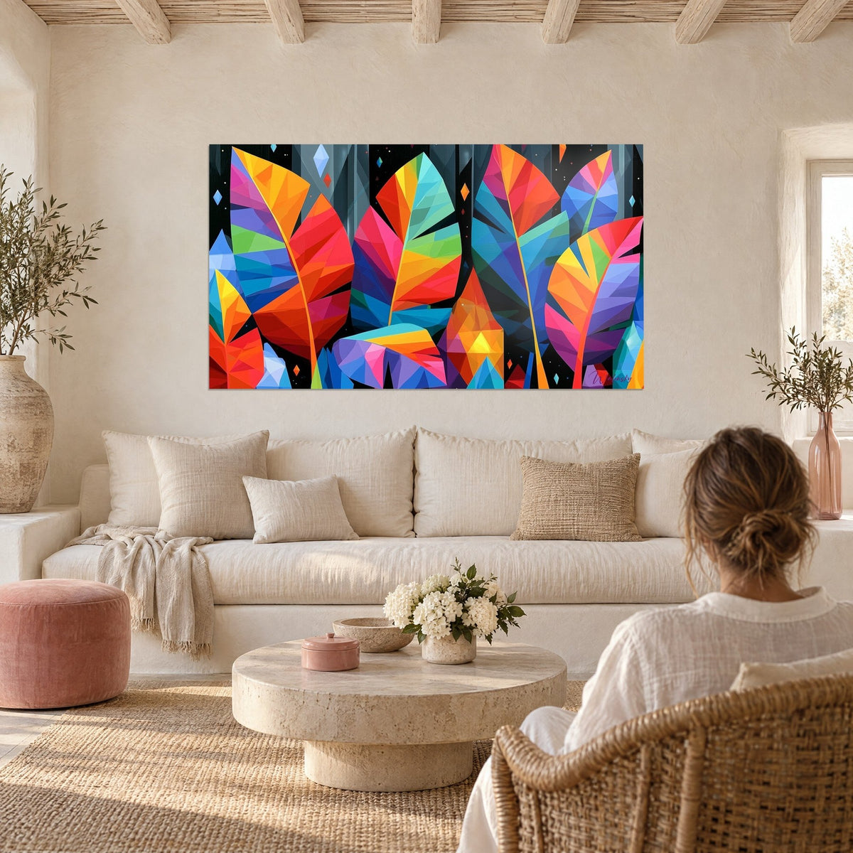Schilderij gefacetteerde bananenbladeren in oranje, rood en blauw op een zwarte achtergrond, boven een bank in een lichte woonkamer