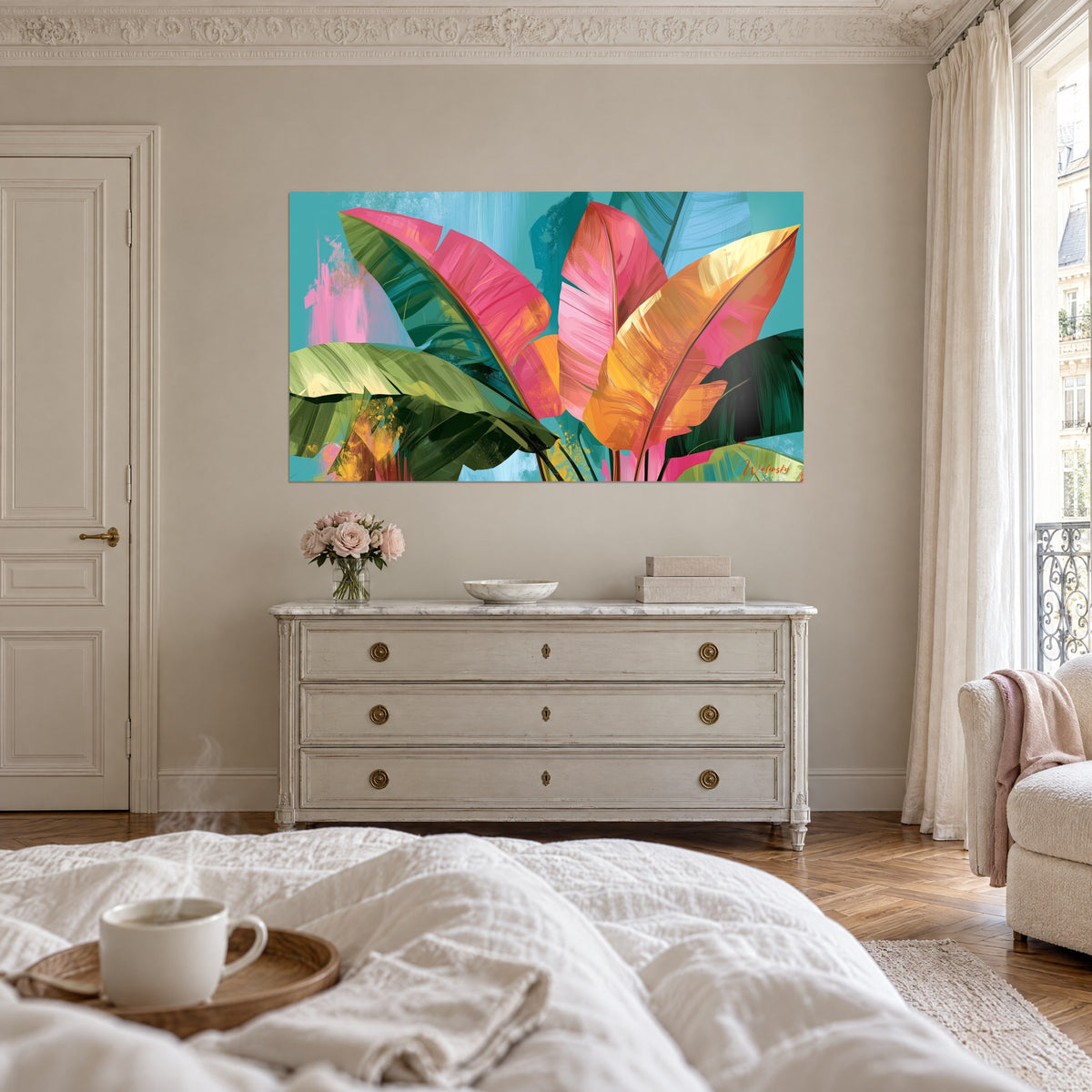 Tableau bananiers aux larges limbes roses et jaune d'or sur fond bleu turquoise, accroché au-dessus d'un lit dans une chambre claire