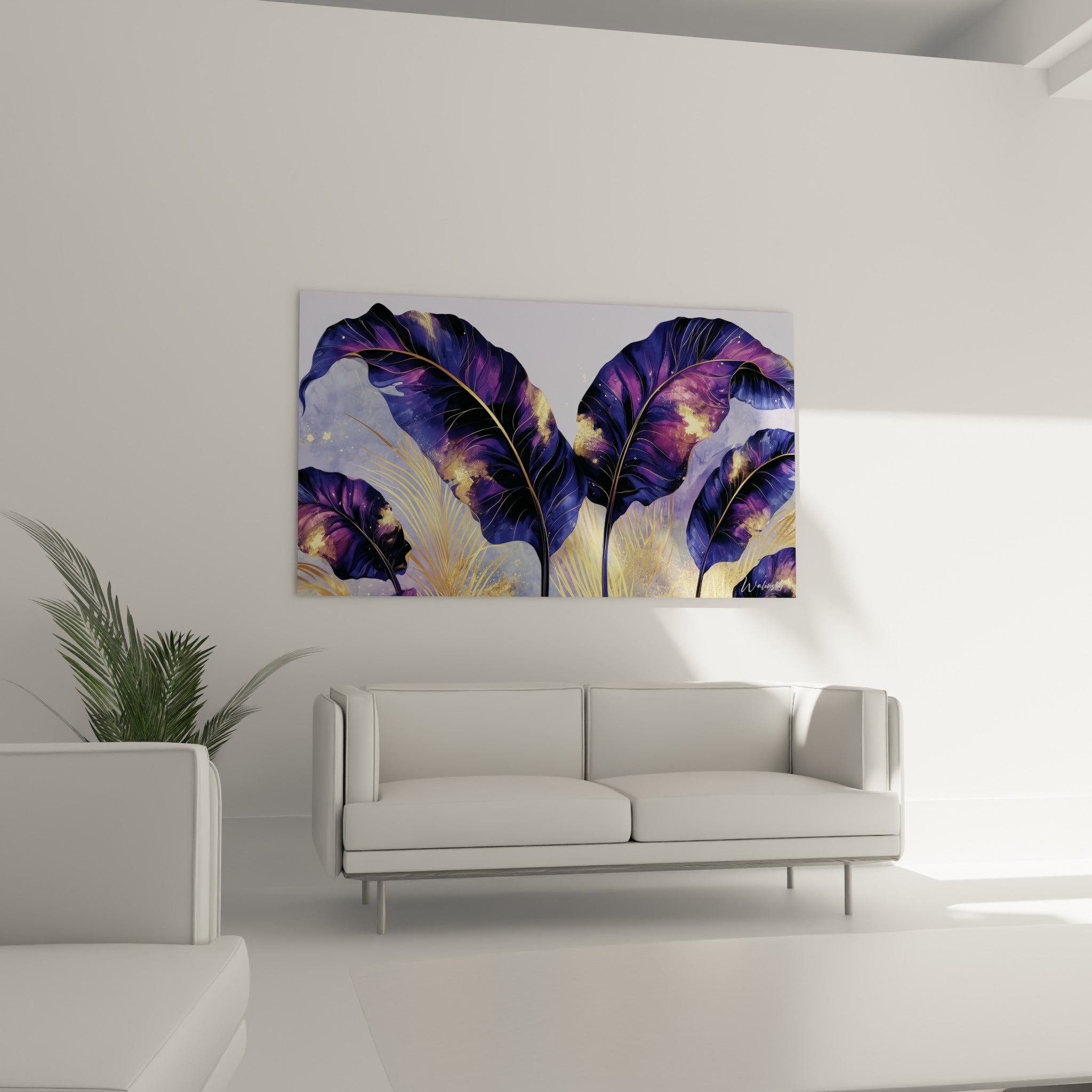 Composition botanique pourpre et or de feuilles de bananier suspendue au-dessus d'un canapé dans un salon lumineux