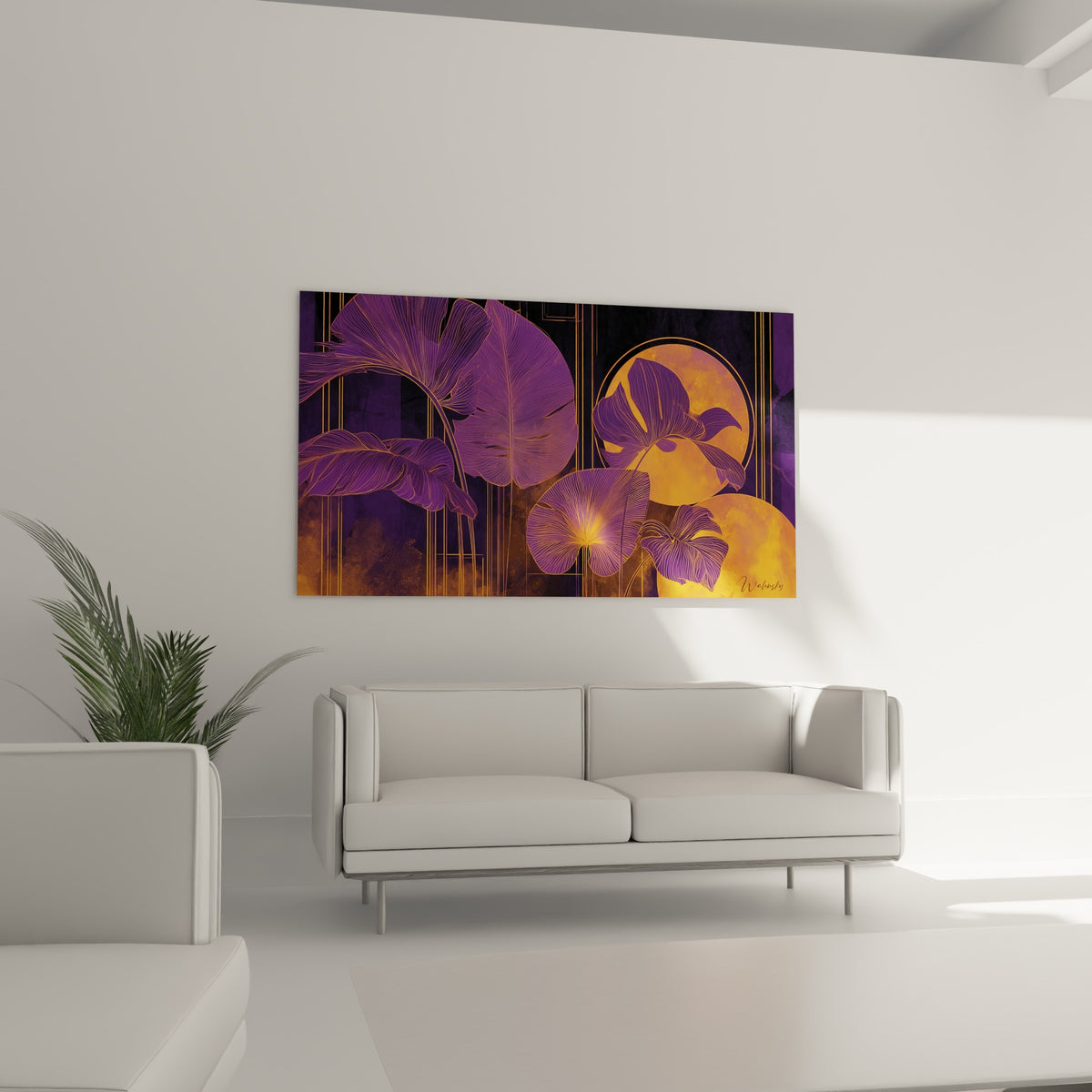 Motif doré et violet de la feuille de bananier suspendu au-dessus d'un canapé dans un salon lumineux