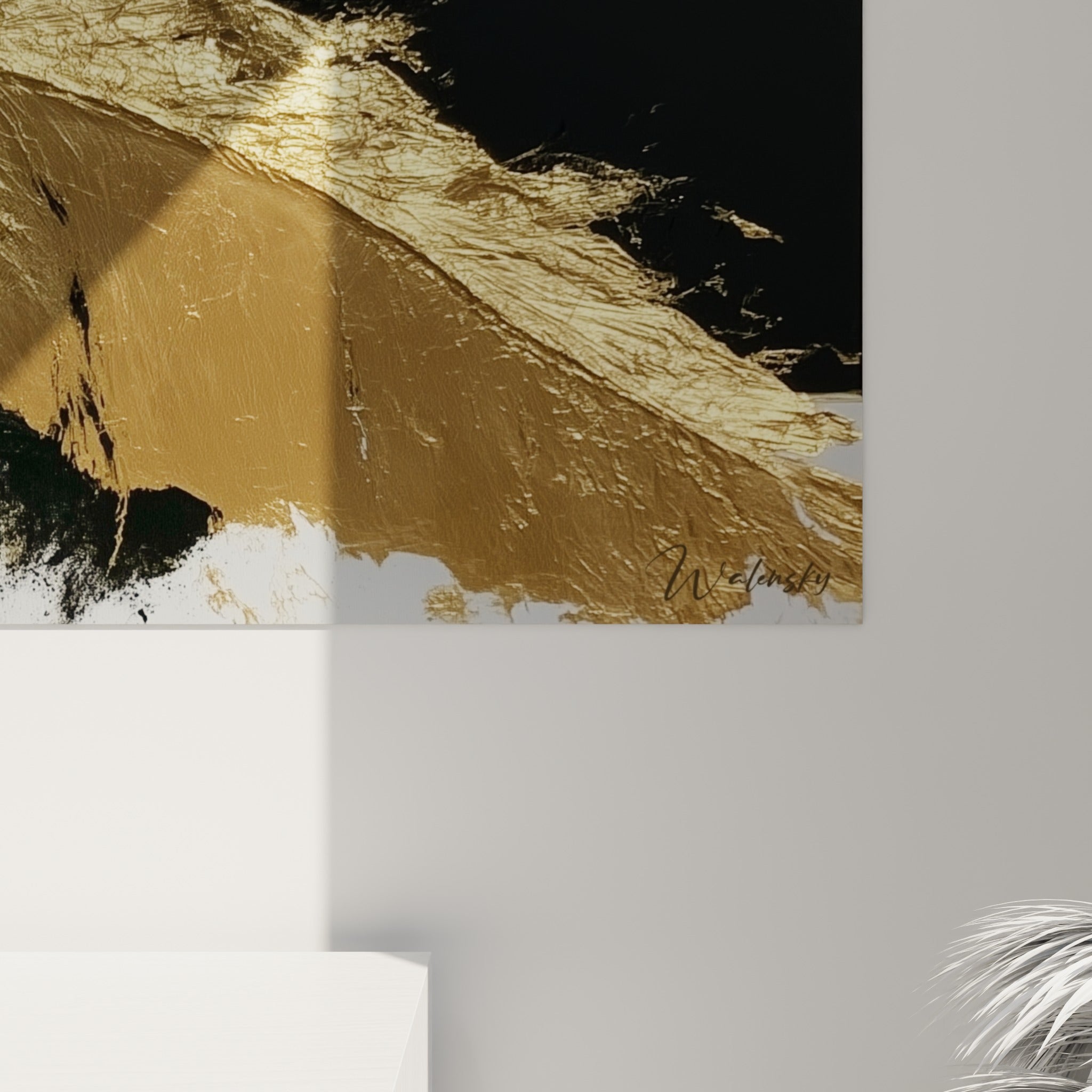 Détail des filaments dorés et coulures noires, matière brillante et texture picturale visible de près