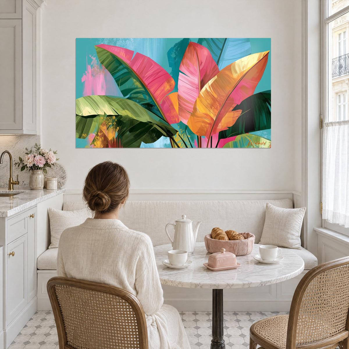 Tableau éclosion de feuilles corail et vert sapin sur fond turquoise, femme de dos à table, coin petit-déjeuner haussmannien
