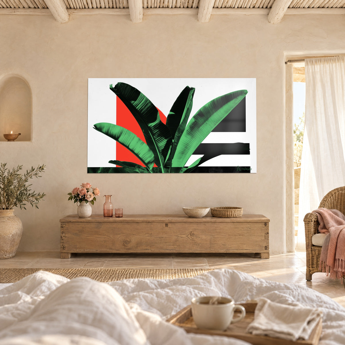 Tableau palmes de bananier vert vif à nervures sombres sur fond rouge et noir, au-dessus d'un lit dans une chambre claire