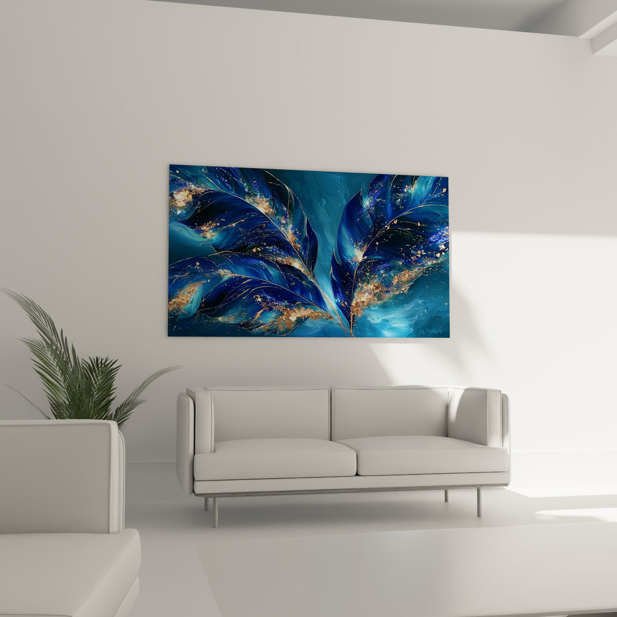 Composition végétale bleu turquoise et or scintillant au-dessus d'un canapé dans un salon lumineux
