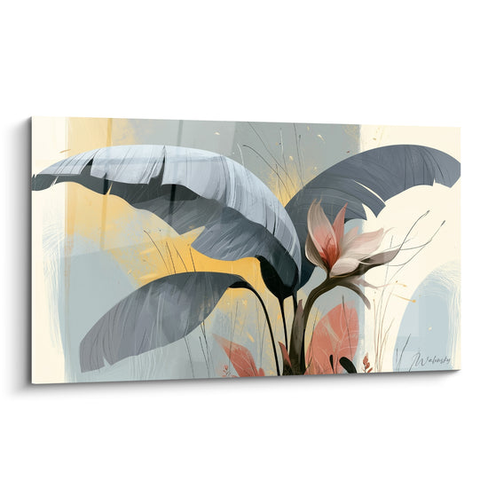 Feuille de bananier bleu ardoise et fleur corail sur fond ocre doré, composition graphique tropicale