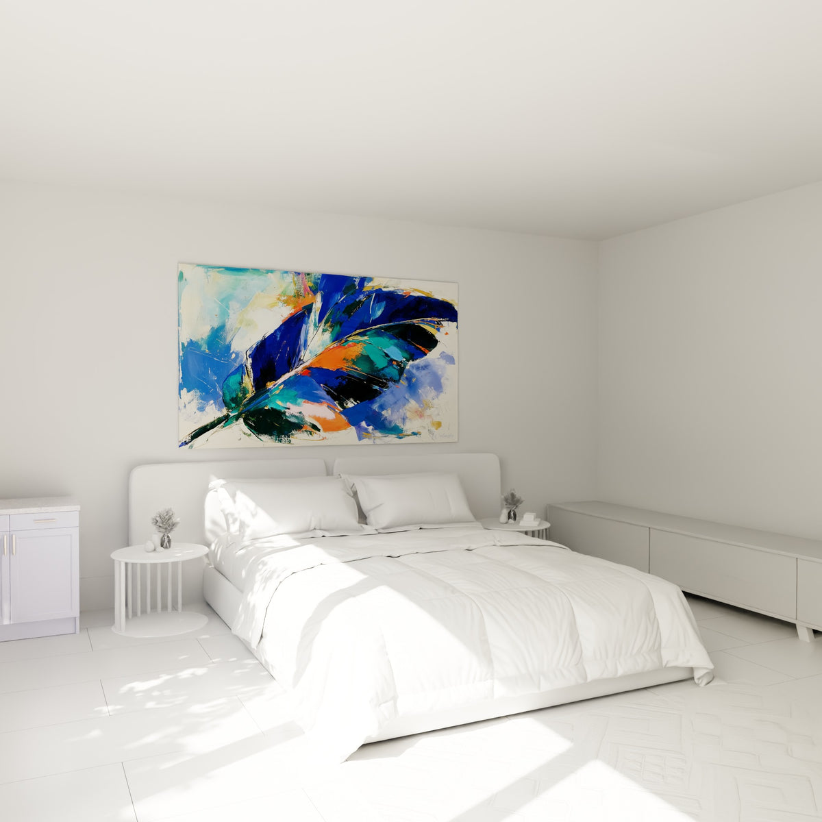 Composition florale bleu indigo et orange accrochée au-dessus d'un lit dans une chambre claire